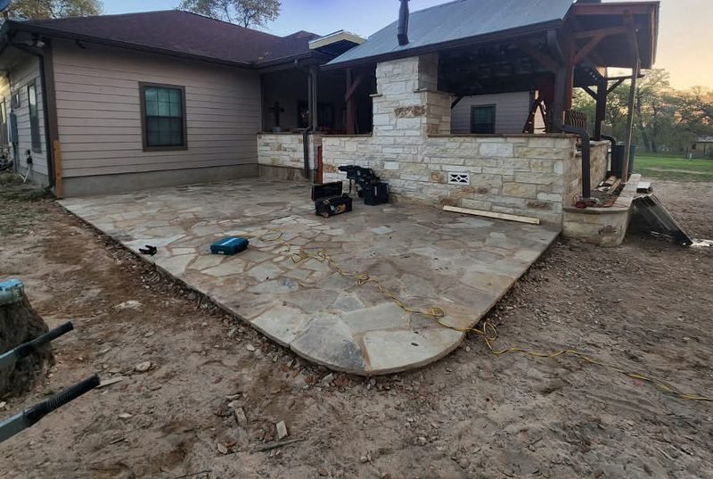 Patio de piedra junto a una casa, antes de instalar la cerca