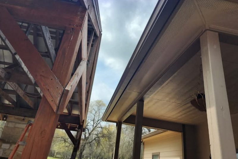 Estructura de vigas de madera del techo existente, vista desde abajo, antes de la ampliación